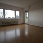 Vermietung einer hellen und geräumigen 3 Zimmerwohnung im Erdgeschoss mit Balkon und Garage