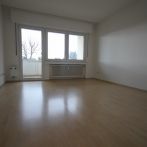 Vermietung einer hellen und geräumigen 3 Zimmerwohnung im Erdgeschoss mit Balkon und Garage