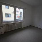 Vermietung einer hellen und geräumigen 3 Zimmerwohnung im Erdgeschoss mit Balkon und Garage