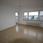 Vermietung einer attraktiv geschnittenen 3 Zimmerwohnung im 1. Obergeschoss mit Balkon und Garage