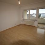 Vermietung einer attraktiv geschnittenen 3 Zimmerwohnung im 1. Obergeschoss mit Balkon und Garage