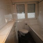 Vermietung einer attraktiv geschnittenen 3 Zimmerwohnung im 1. Obergeschoss mit Balkon und Garage