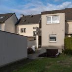 Troisdorf-Sieglar: Saniertes Reihenmittelhaus mit Garten und Garage