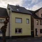 Troisdorf-Sieglar: Saniertes Reihenmittelhaus mit Garten und Garage