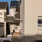 Troisdorf-Sieglar: Saniertes Reihenmittelhaus mit Garten und Garage